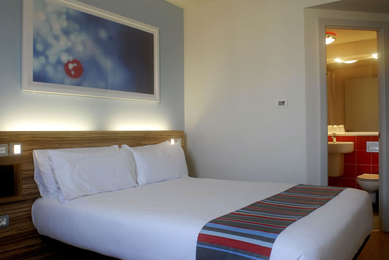 Travelodge London Central City Road מראה חיצוני תמונה