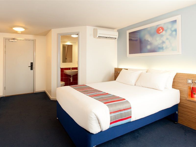 Travelodge London Central City Road מראה חיצוני תמונה